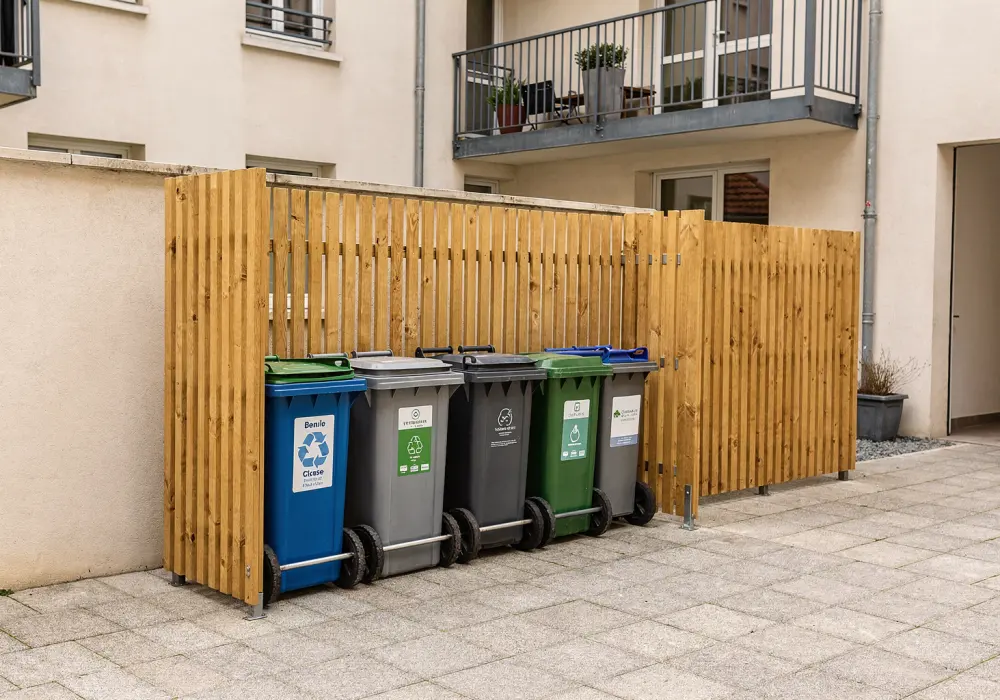 poubelles alignees dans cour copropriete